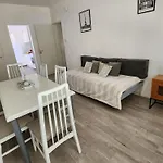 Casita A Metros Del Parque Independencia Con Garaje Incluido