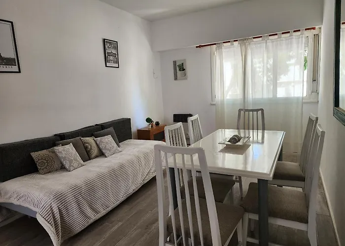 Casita A Metros Del Parque Independencia Con Garaje Incluido