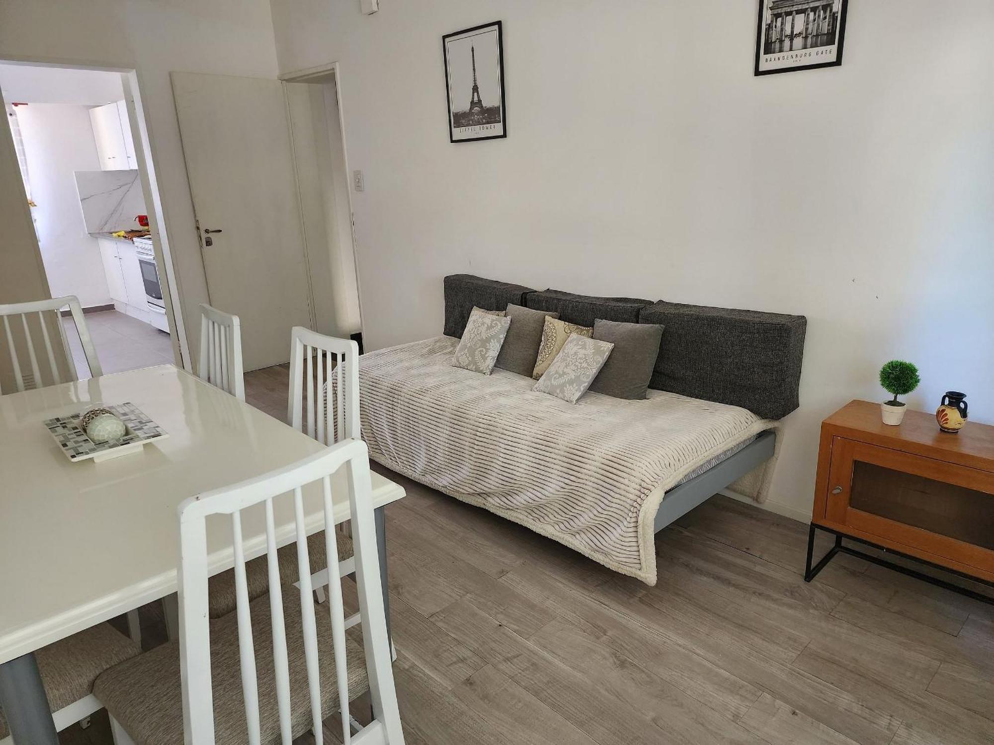 Casita A Metros Del Parque Independencia Con Garaje Incluido Rosario