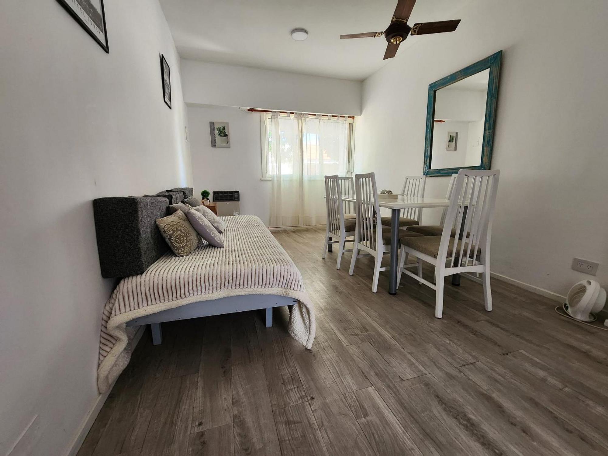 Casita A Metros Del Parque Independencia Con Garaje Incluido Rosario